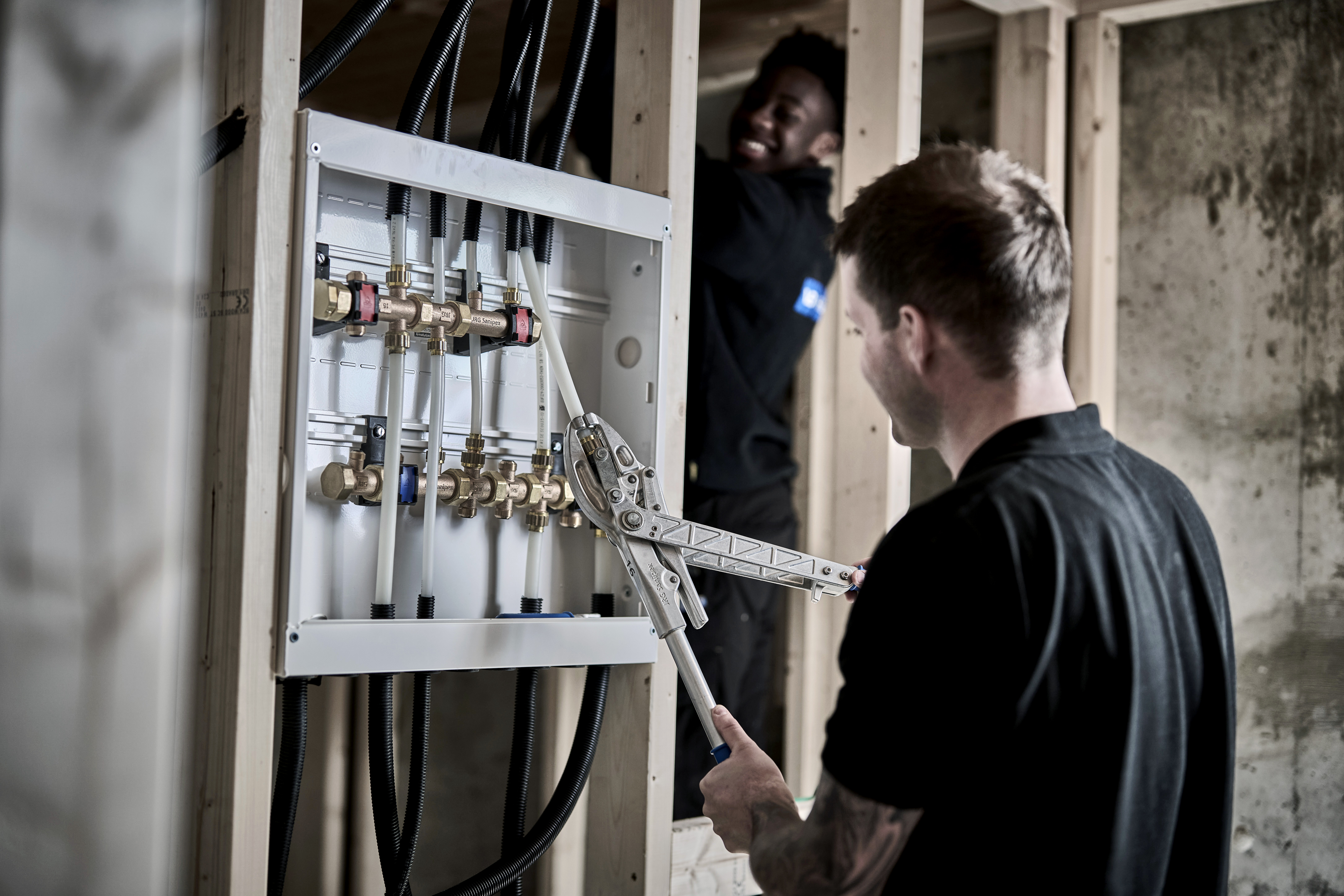 Rørlegger Liene på jobb i et nybygg, her jobber rørlegger i fordelerskapet.